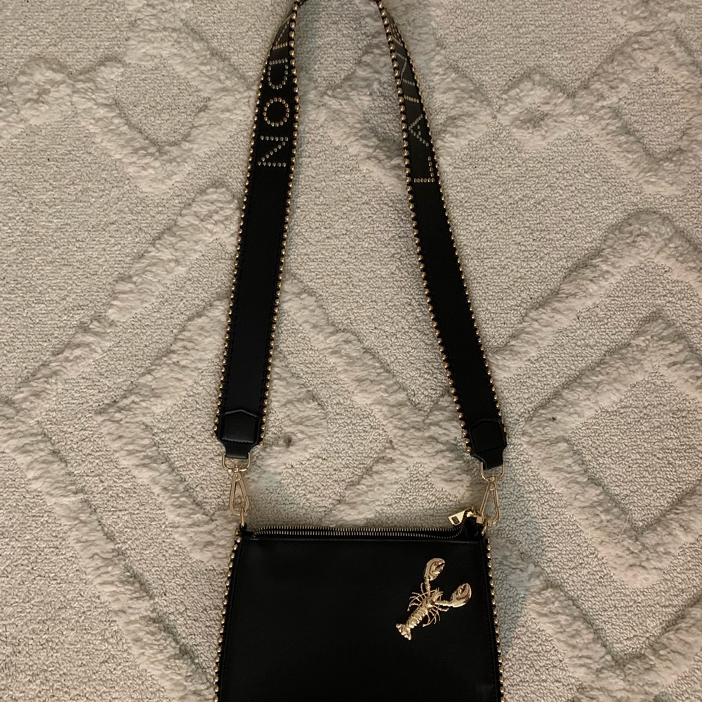 Elegant Black Shoulder Bag with Gold Detailing - Picture 2 of 4